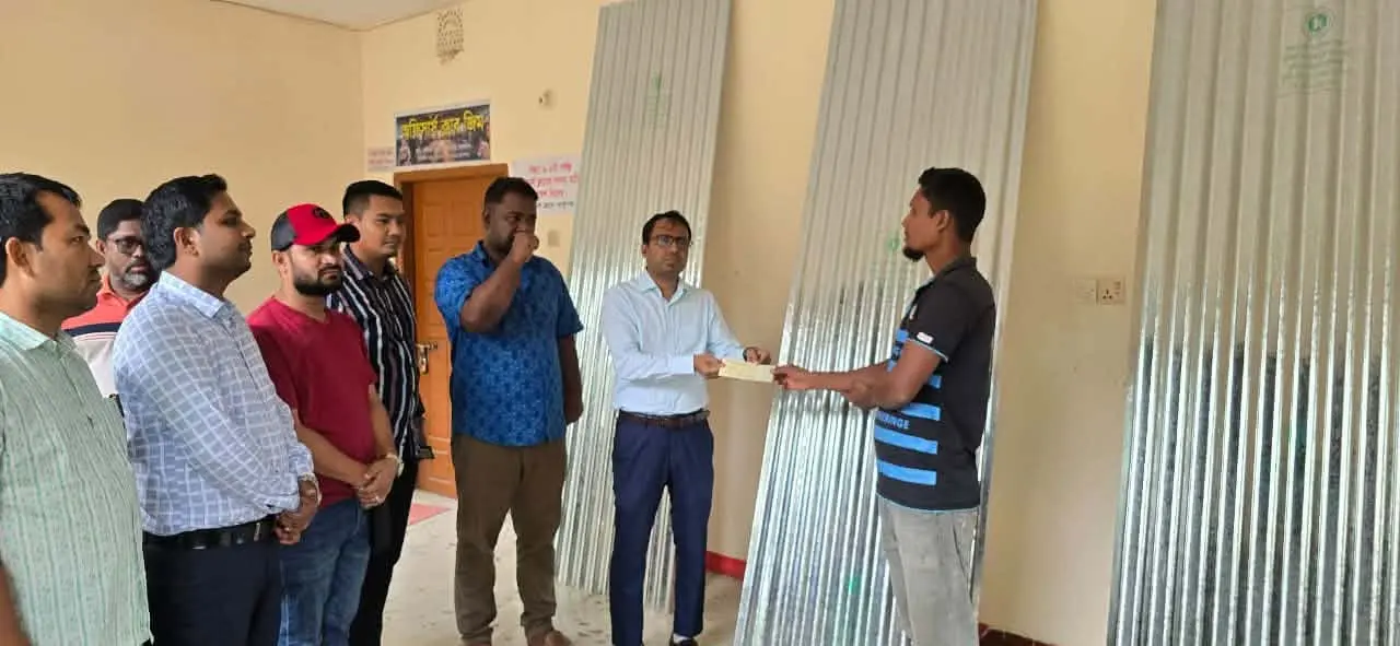 নাইক্ষ্যংছড়িতে অসহায় ৫৪ পরিবারকে ঢেউটিন ও চেক বিতরণ