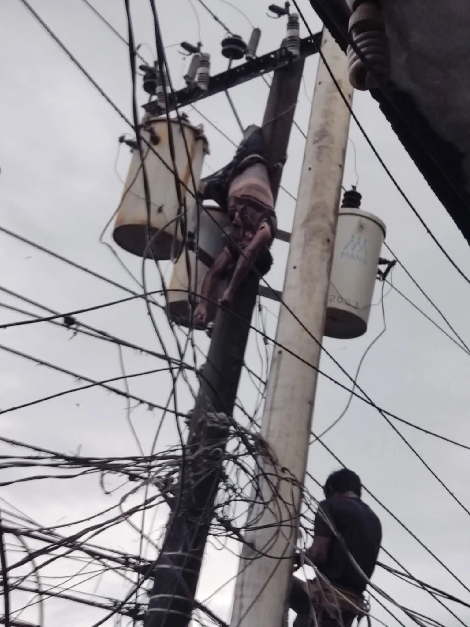 আনোয়ারায় বৈদ্যুতিক খুঁটিতে ঝুলছেন ঠিকাদারের কর্মচারী