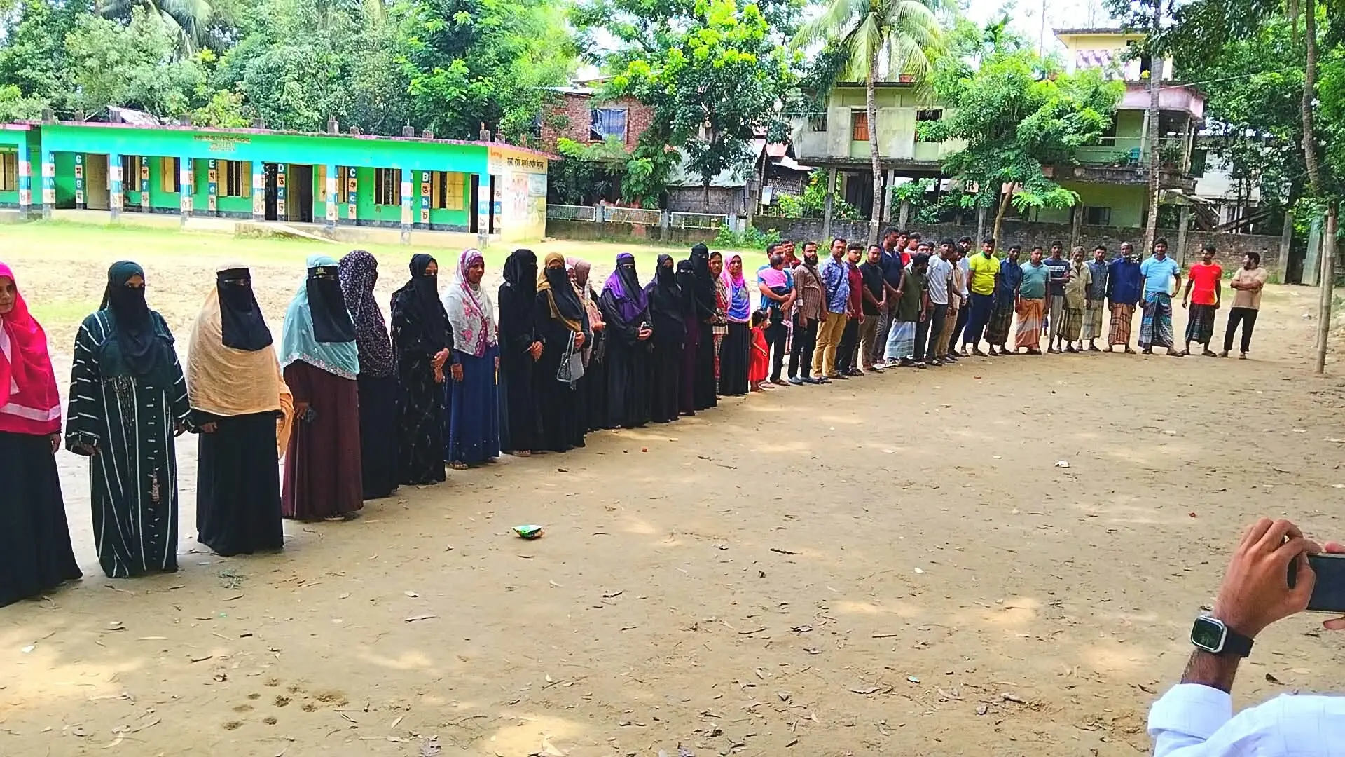 বিদ্যালয়ের নির্বাচিত সভাপতিকে দায়িত্ব পালনে প্রধান শিক্ষকের বাধা, প্রতিবাদে মানববন্ধন