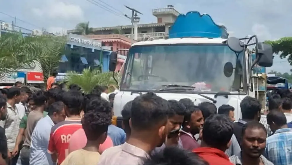 রাউজানে ট্রাকচাপায় সাবেক ইউপি সদস্য নিহত, সড়ক অবরোধ