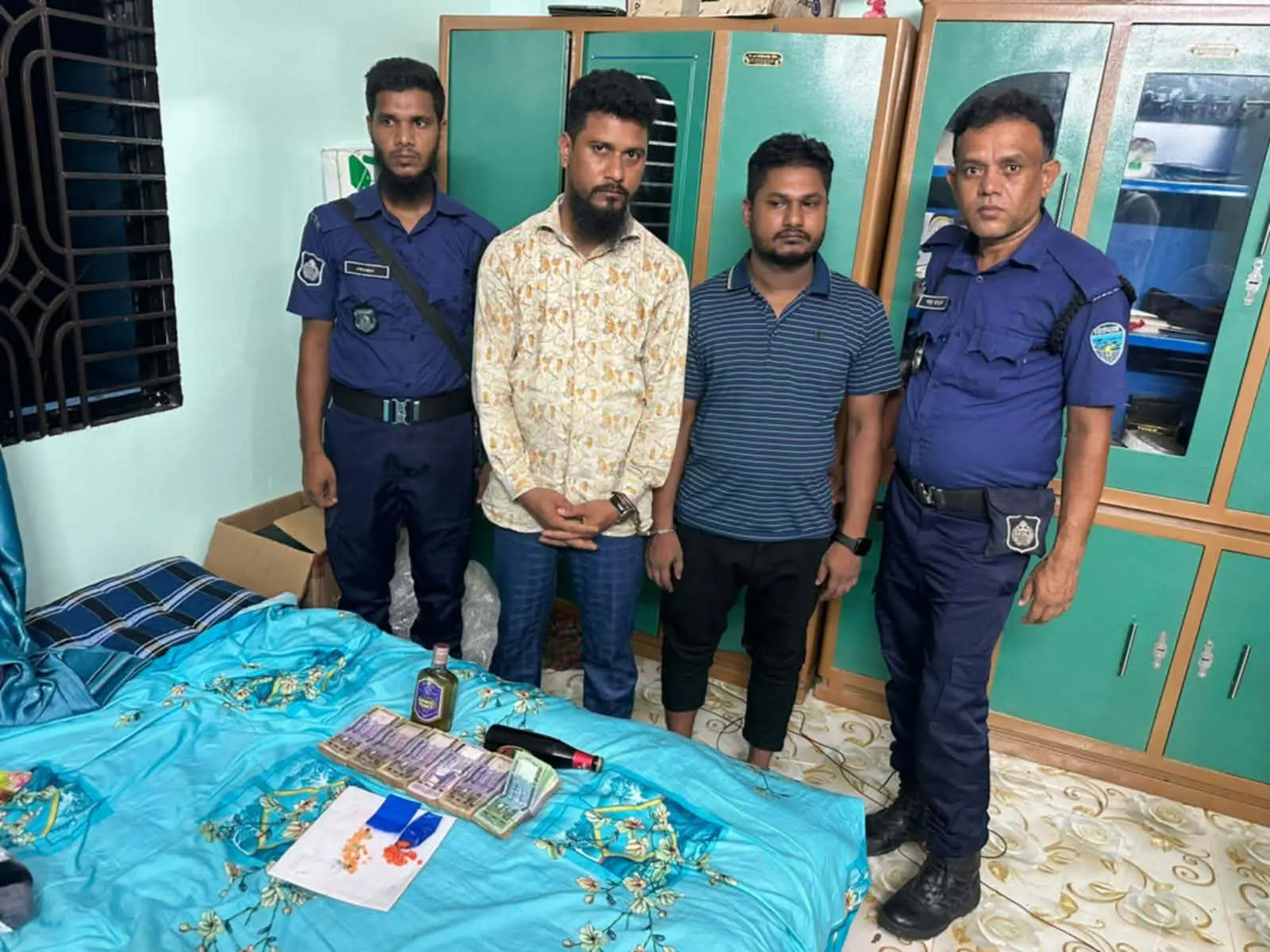 নাইক্ষ্যংছড়ির ঘুমধুমে মাদকবিরোধী অভিযানে নগদ টাকা ও ইয়াবাসহ আটক ২