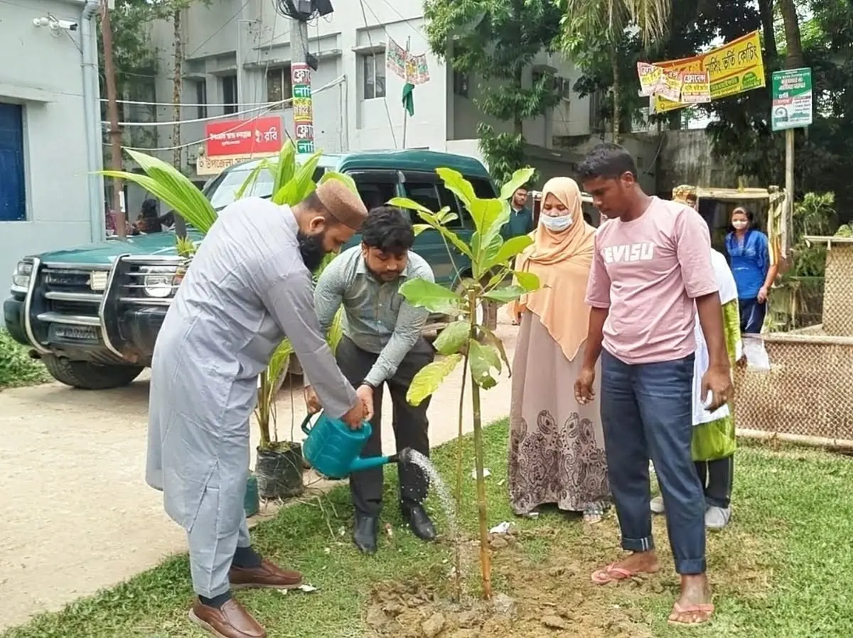 জলবায়ু ঝুঁকি মোকাবিলায় কোস্ট ফাউন্ডেশনের উদ্যোগে ৮ হাজার ৮৫৬টি গাছের চারা বিতরণ