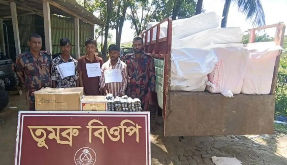 নাইক্ষ্যংছড়ির ঘুমধুম সীমান্তে ট্রাকভর্তি ওষুধসহ আটক ৩