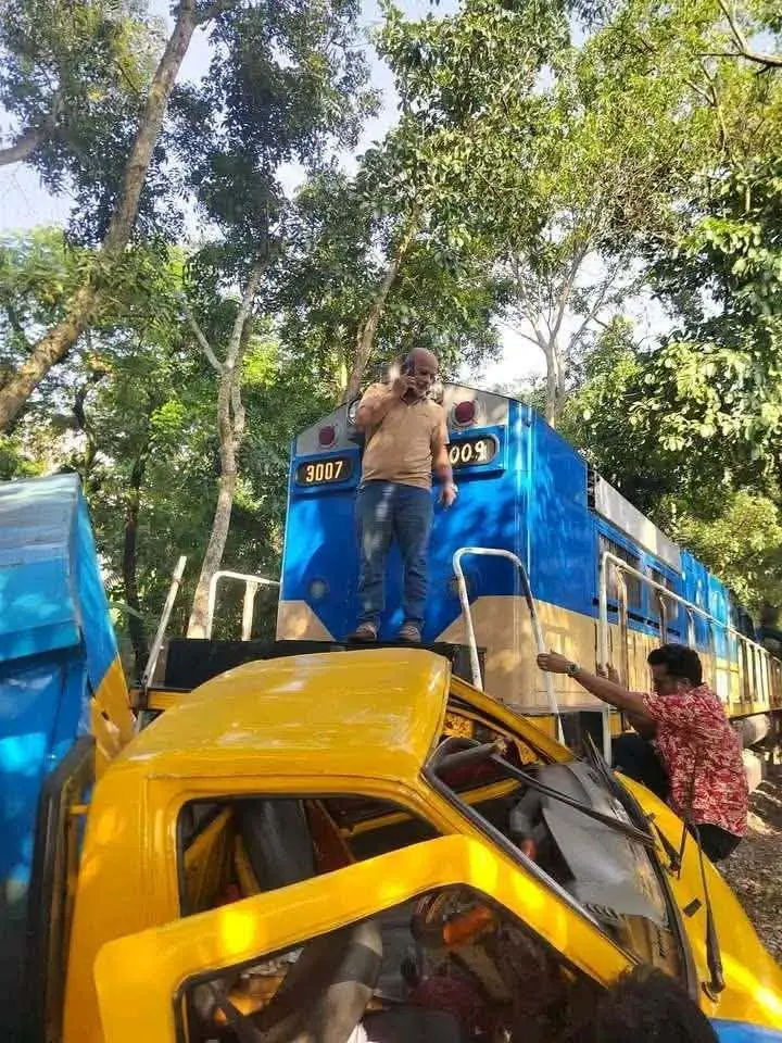 পটিয়ায় কক্সবাজার এক্সপ্রেসের সঙ্গে কাভার্ডভ্যানের সংঘর্ষ, ৩ বগি লাইনচ্যুত, চট্টগ্রাম-কক্সবাজার রুটে ট্রেন চলাচল বন্ধ