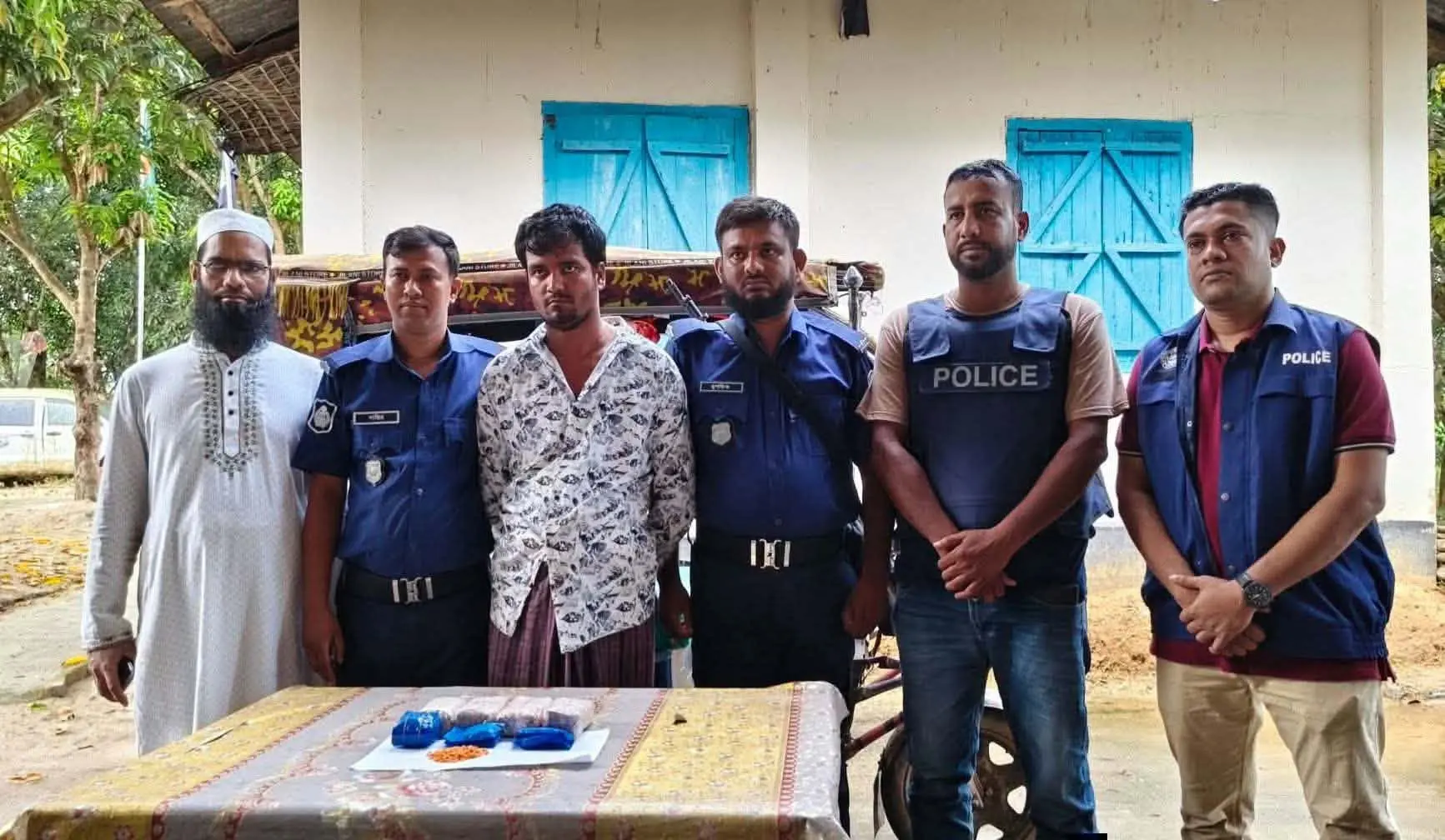 নাইক্ষ্যংছড়ির ঘুমধুমে ১০ হাজার ইয়াবা ও টমটমসহ ১ জন আটক