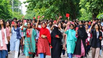 চুয়েটের নতুন উপাচার্যকে লাল কার্ড দেখিয়ে শিক্ষার্থীদের প্রত্যাখ্যান
