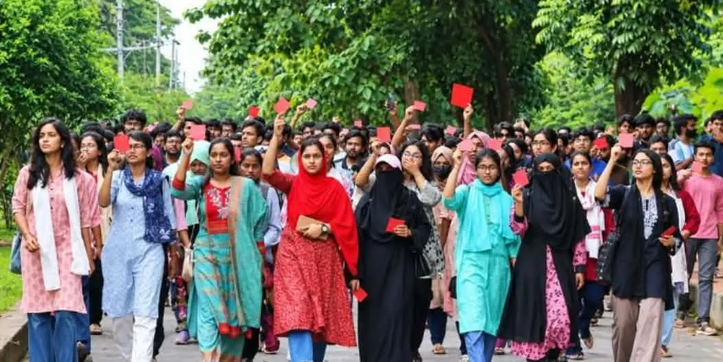 চুয়েটের নতুন উপাচার্যকে লাল কার্ড দেখিয়ে শিক্ষার্থীদের প্রত্যাখ্যান