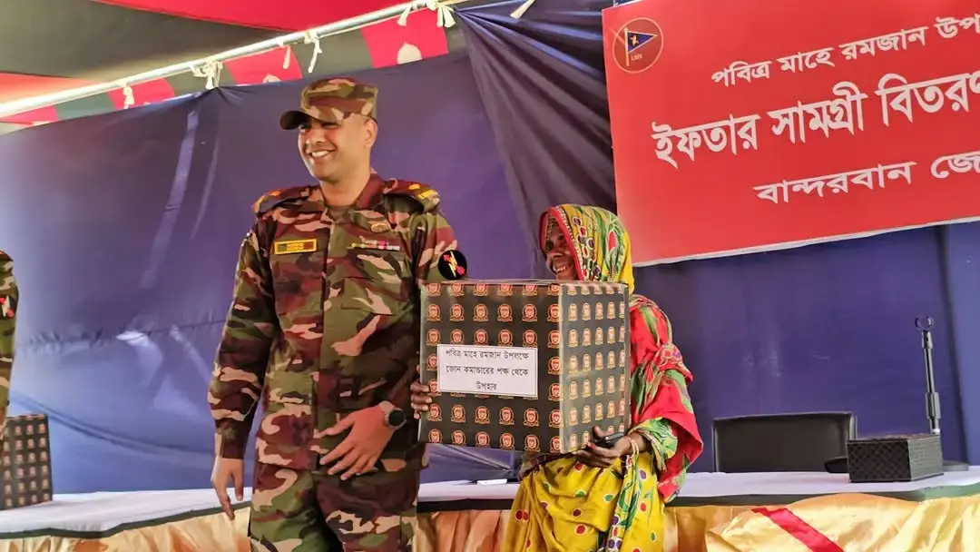 বান্দরবানে পাঁচশত পরিবারকে ইফতার সামগ্রী দিল সেনাবাহিনী