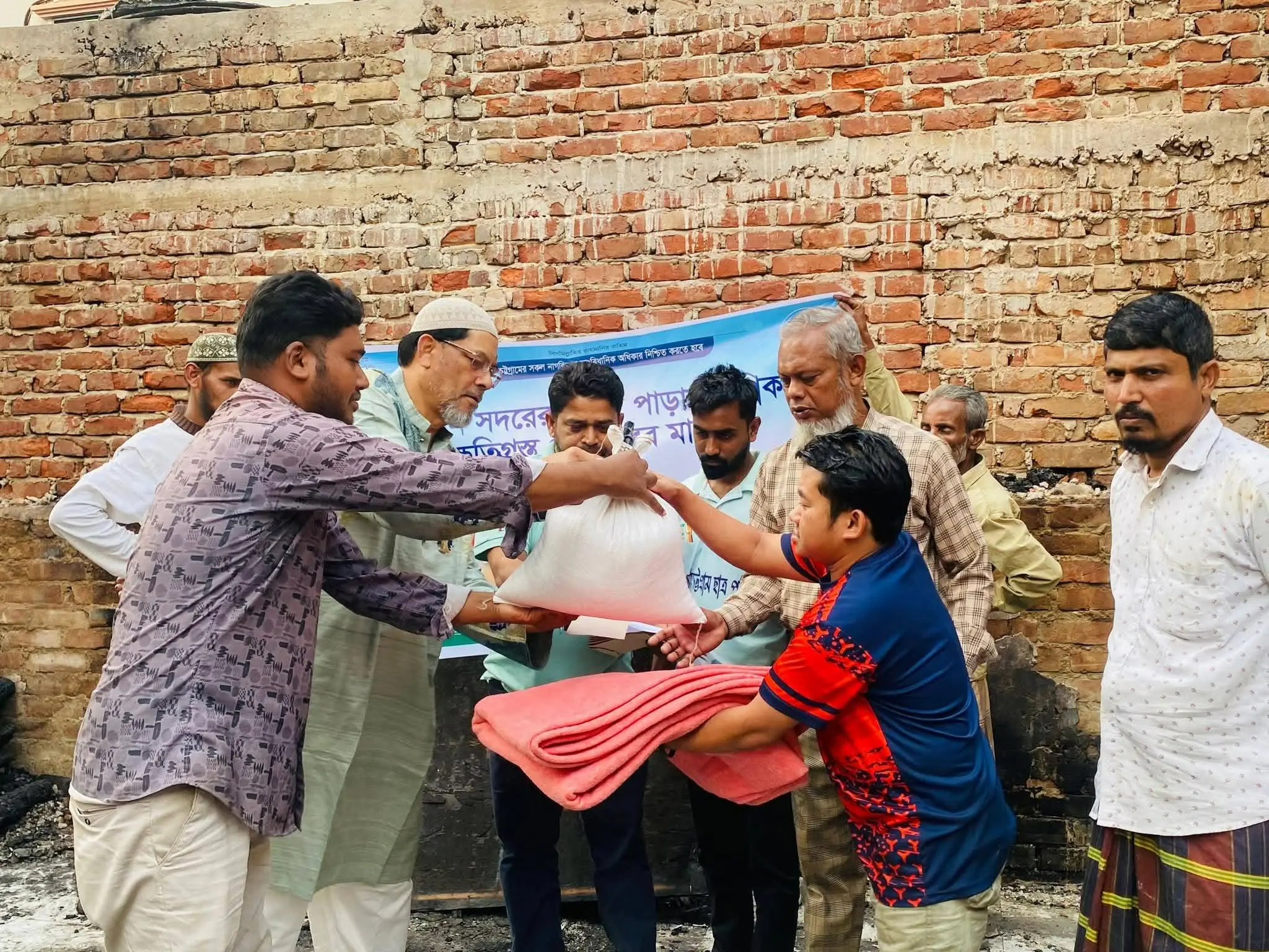 বান্দরবান পৌরসভার ৫ নম্বর ওয়ার্ডে ভয়াবহ অগ্নিকাণ্ড, ক্ষতিগ্রস্তদের পাশে কাজী মজিবুর রহমান