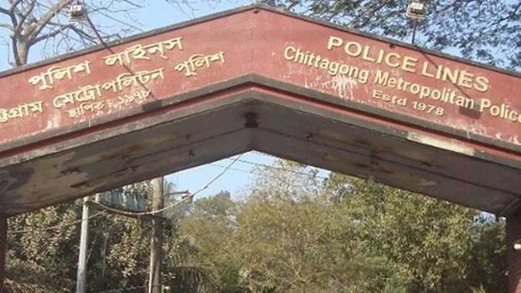 দামপাড়া পুলিশ লাইনসে বাস উল্টে ২৭ নারী পুলিশ সদস্য আহত