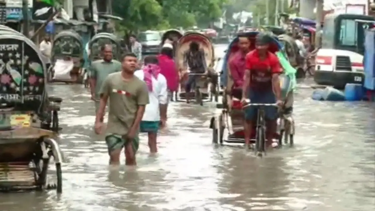 আধা ঘণ্টার বৃষ্টিতেই ডুবল চট্টগ্রাম, ভোগান্তিতে নগরবাসী