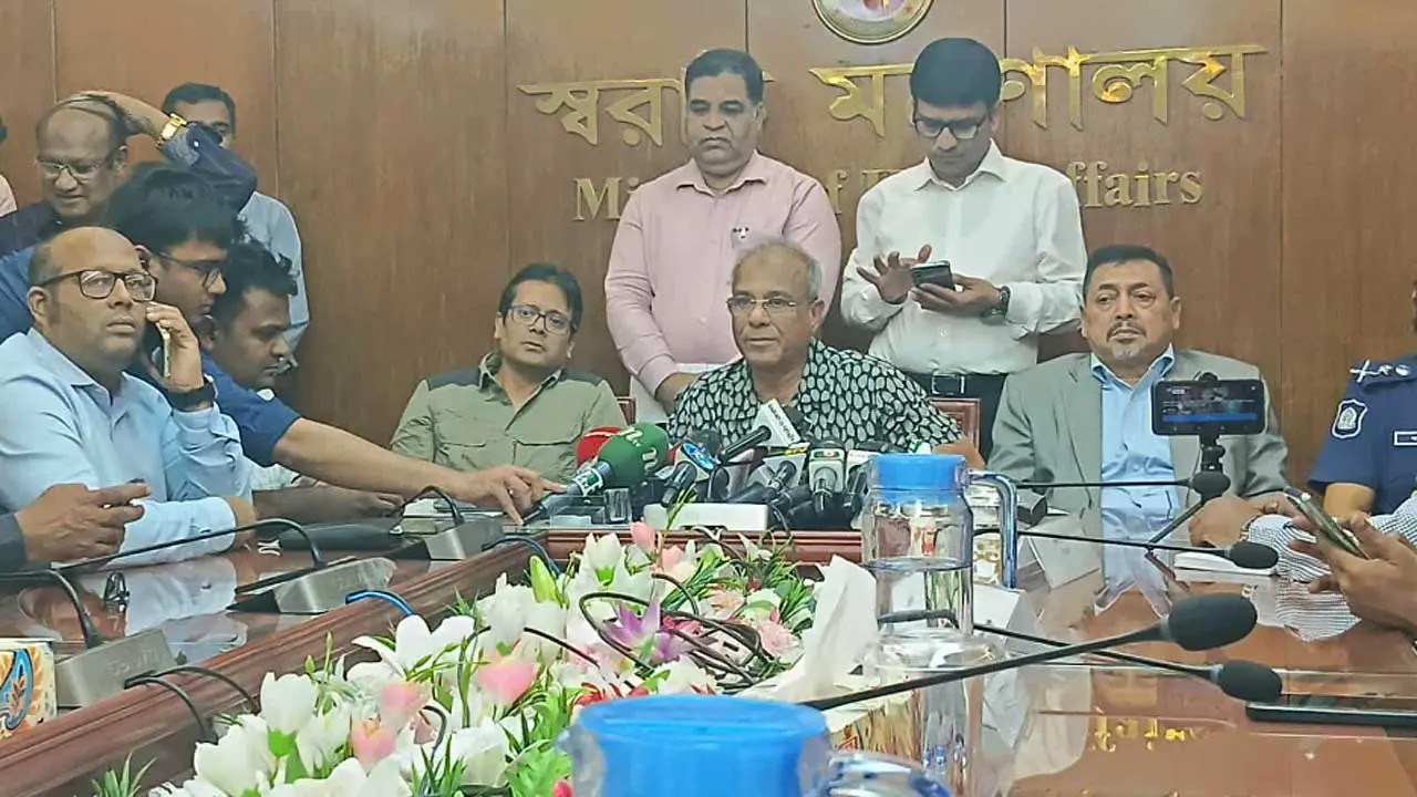 রাজনৈতিক দলের নেতাকর্মীদের অবৈধ সুবিধা দিলে পুলিশের বিরুদ্ধে কঠোর ব্যবস্থা: স্বরাষ্ট্র উপদেষ্টা