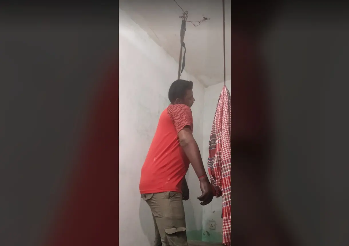 তালা বদ্ধ রুমে দুর্গন্ধ: দরজা খুলে দেখেন পাখার সঙ্গে ঝুলছে সেলুন কর্মচারীর অর্ধগলিত মরদেহ