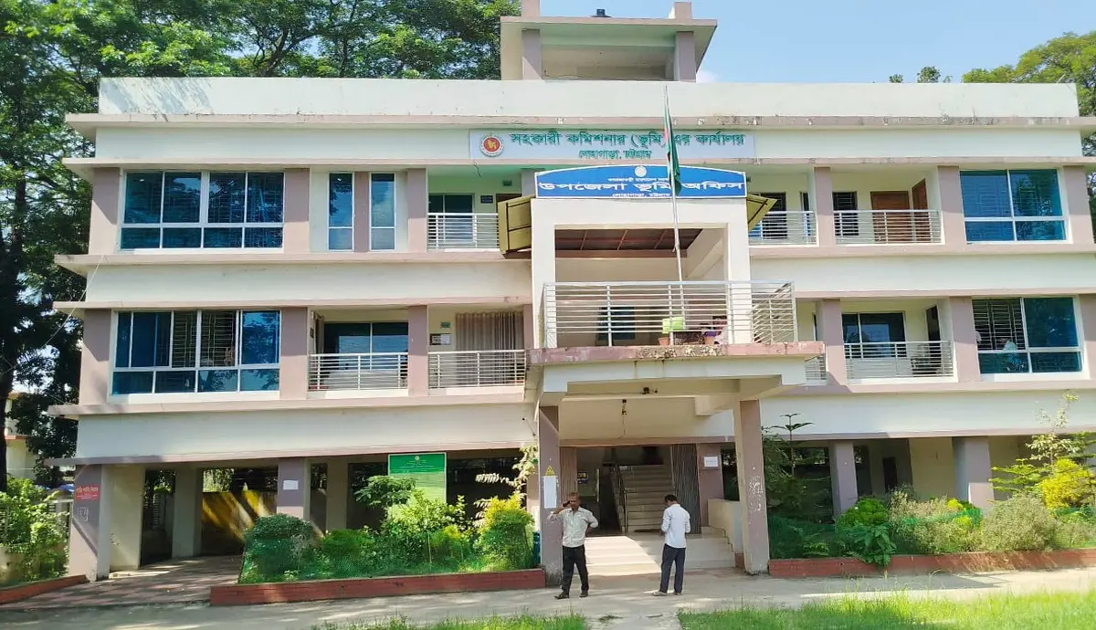 লোহাগাড়ার ভূমি অফিসে ঘুষের রাজত্ব, বিকেলে চলে দেনদরবার