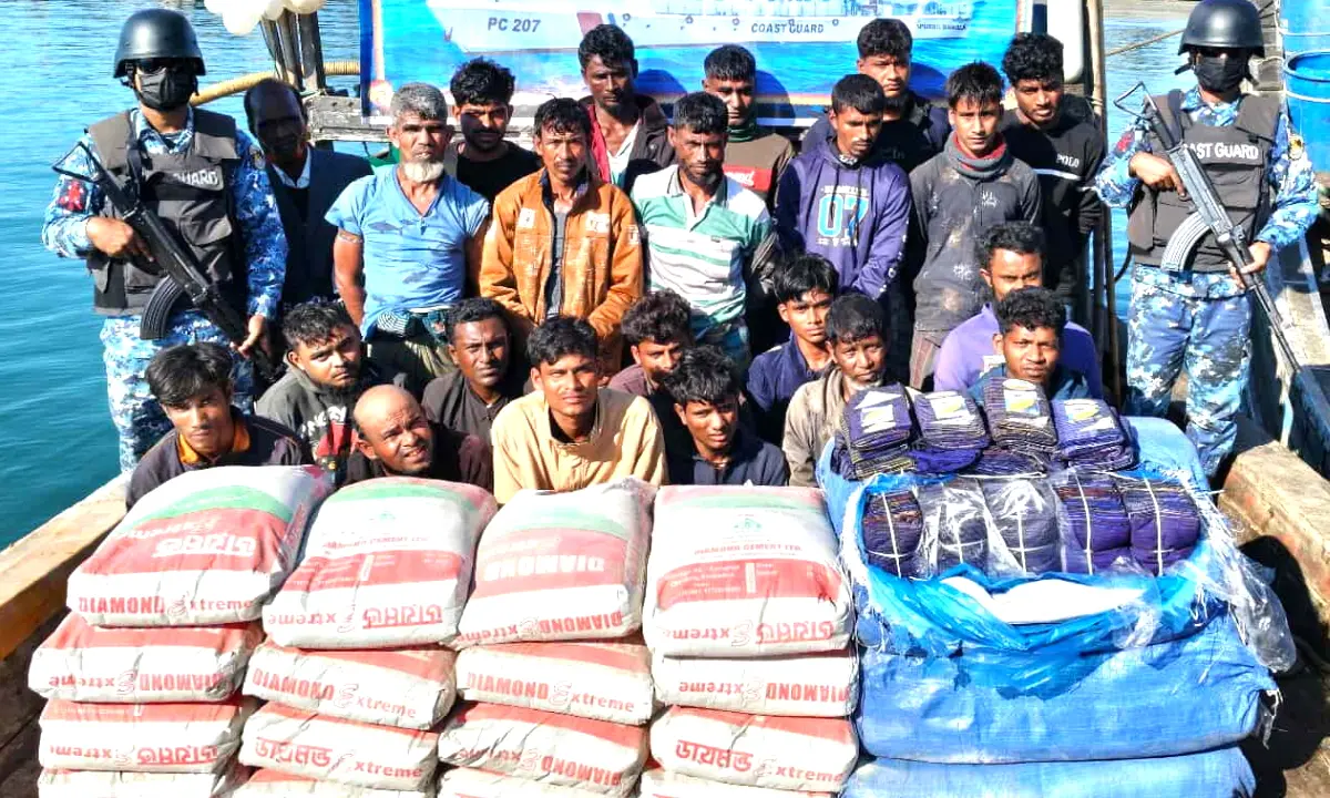 ফিশিং বোটে পাচারকালে সিমেন্ট ও বার্মিজ লুঙ্গিসহ আটক ২২