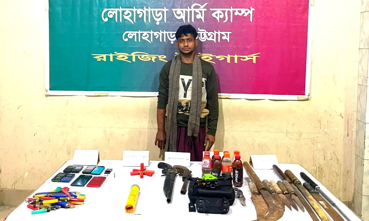 লোহাগাড়ায় যৌথবাহিনীর অভিযানে অস্ত্র-ড্রোন-মদসহ যুবক গ্রেপ্তার
