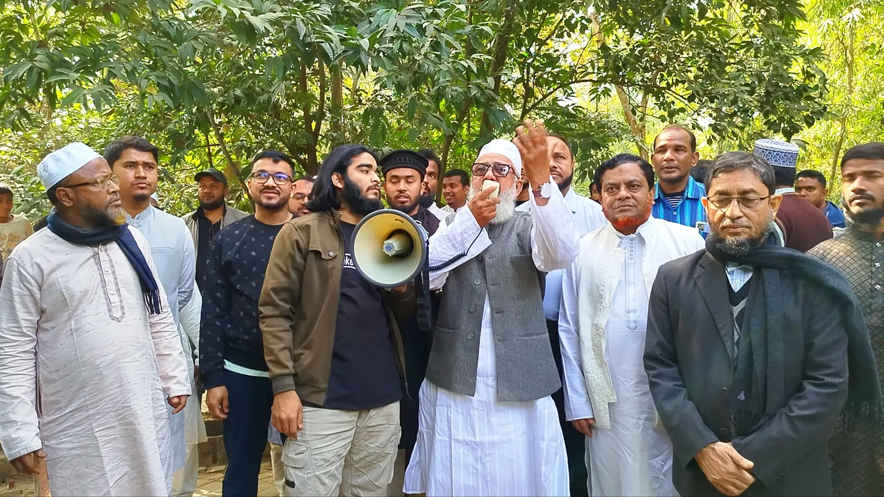 দাঁড়িপাল্লা প্রতীকে ভোট চাইতে লোহাগাড়ায় গ্রামে গ্রামে শাহজাহান চৌধুরী