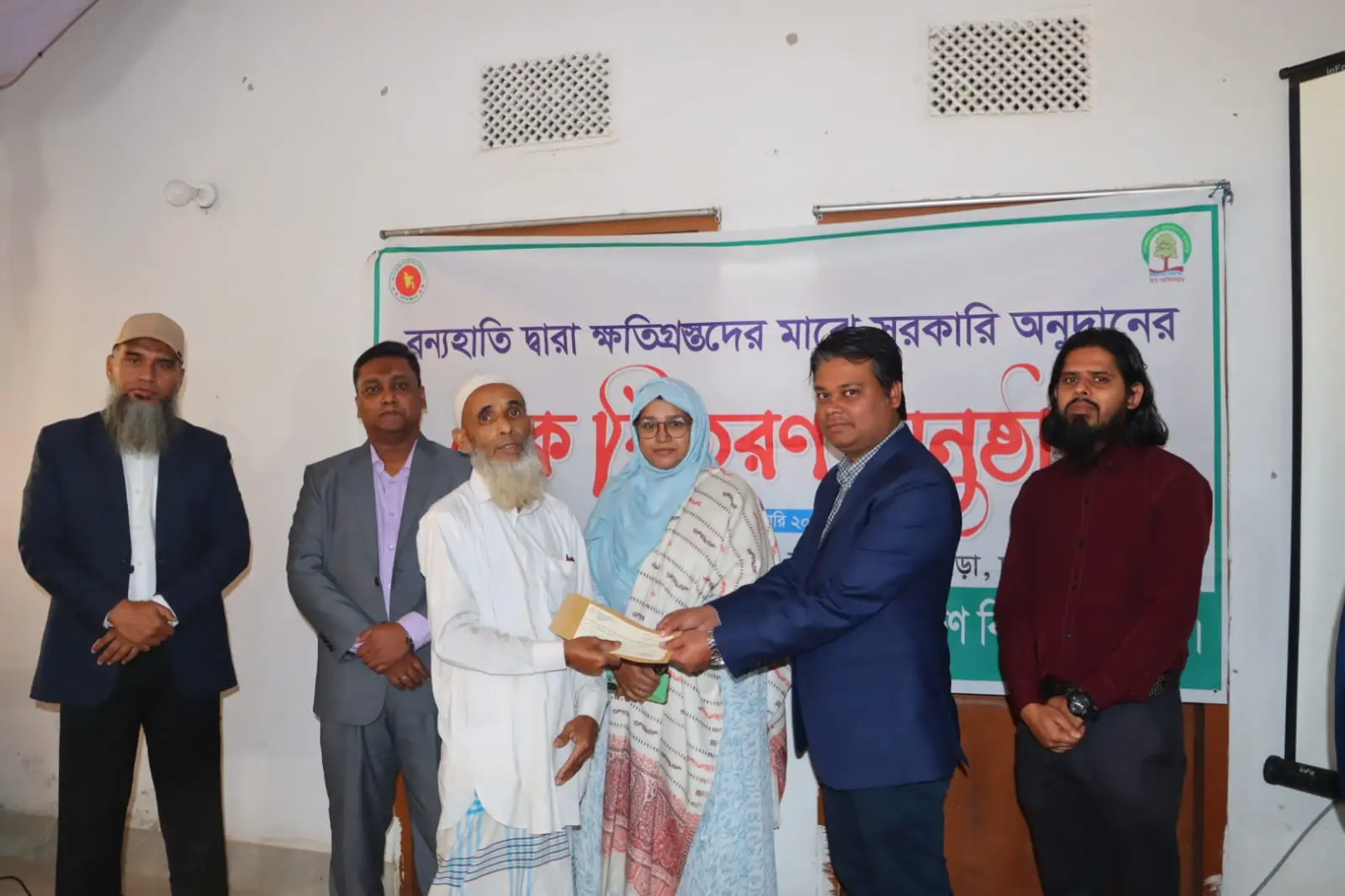 চুনতিতে বন্যহাতির আক্রমণ: ক্ষতিগ্রস্ত কৃষকদের মাঝে ক্ষতিপূরণ বিতরণ