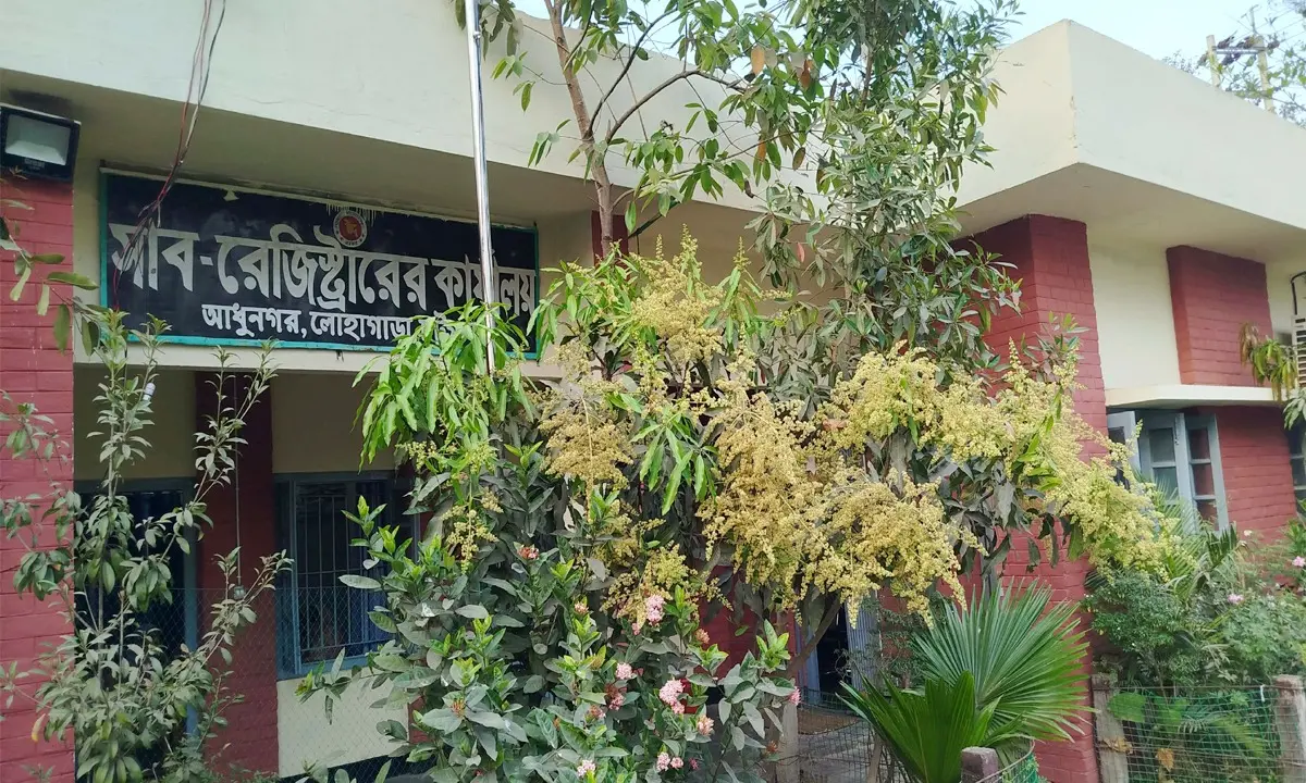 লোহাগাড়ায় সাব-রেজিস্ট্রি অফিসে বাগবিতণ্ডা, চাঁদা দাবির অভিযোগে মামলা