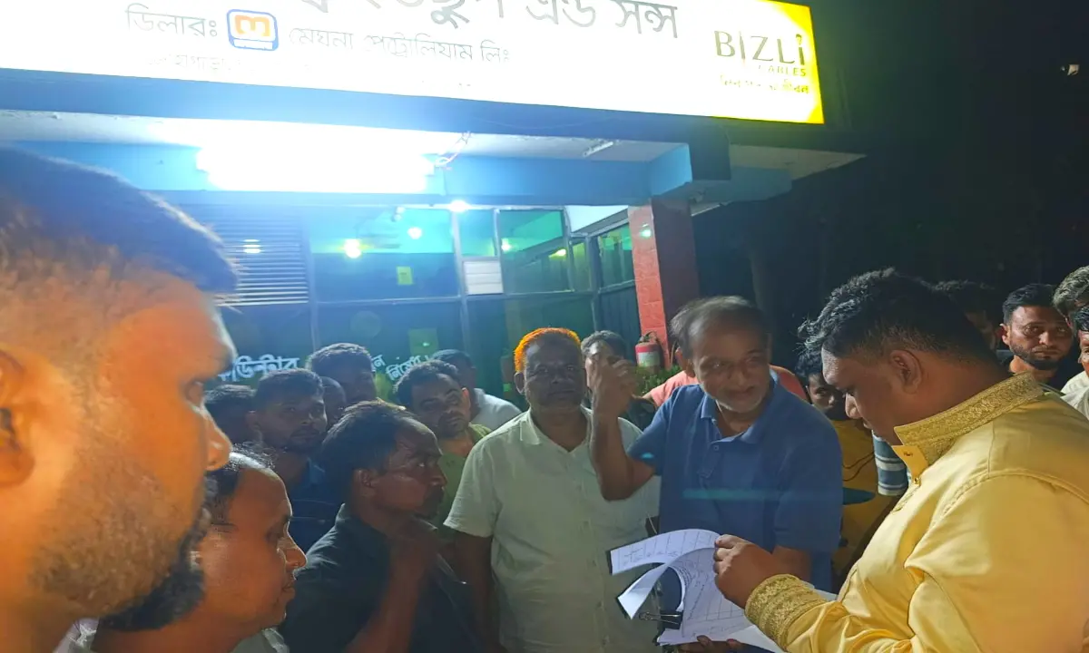 লোহাগাড়ায় ফিলিং স্টেশনে ইউএনওর অভিযান, বৈধ কাগজ ছাড়া তেল নয়