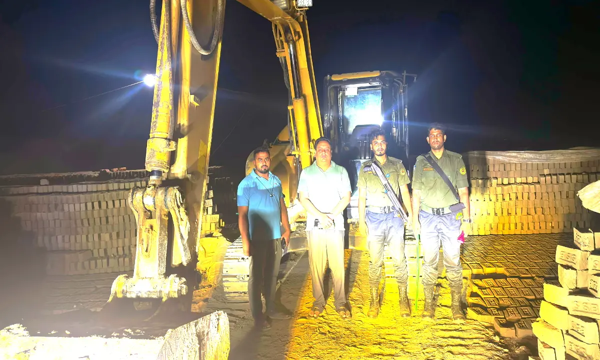 লোহাগাড়ায় মাটি খেকোদের বিরুদ্ধে অভিযান, জরিমানা ২ লাখ