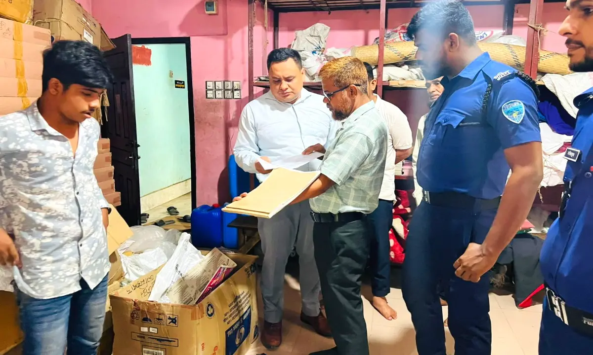 লোহাগাড়ায় অবৈধ কসমেটিকস কারখানায় অভিযান ও জরিমানা