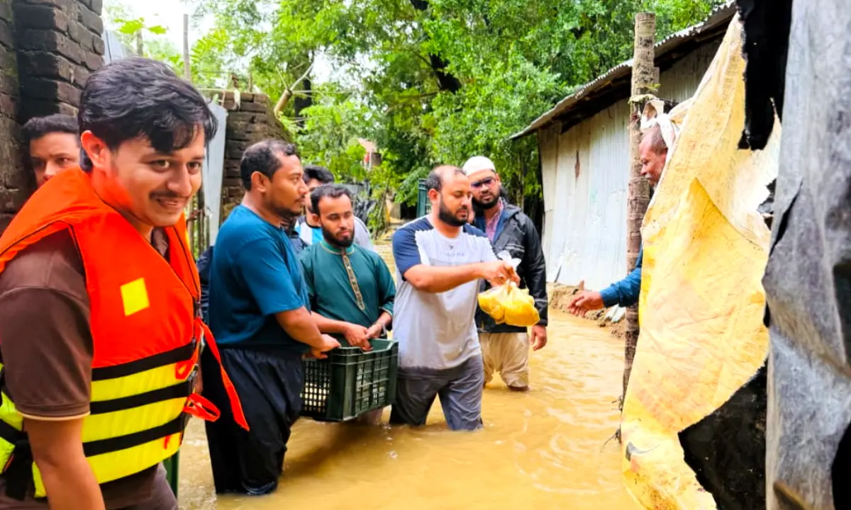 এমপি শাহজাহান চৌধুরীর আহ্বানে বন্যার্তদের পাশে ডিফেন্ডার্স অব লোহাগাড়া