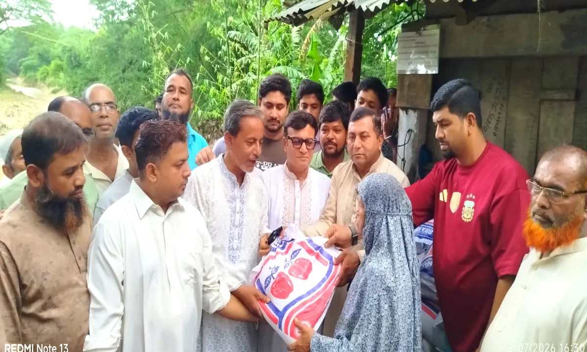 লোহাগাড়ার বন্যার্তদের মাঝে বিএনপির ত্রাণ বিতরণ