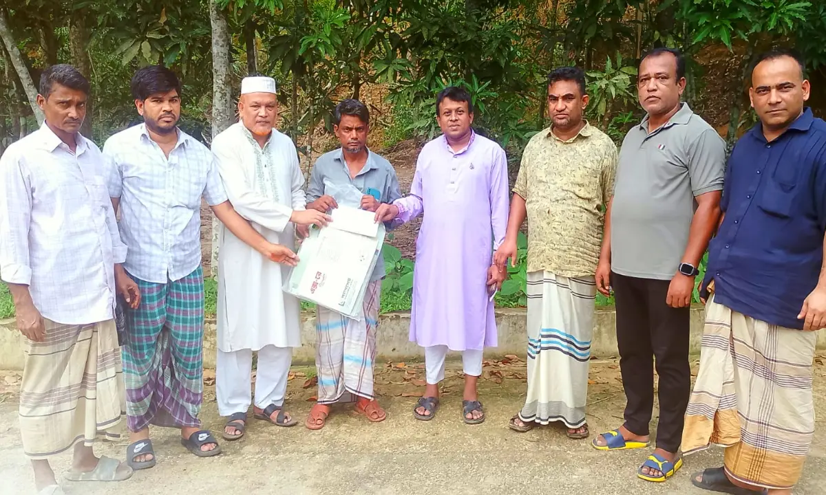 বন্যায় ক্ষতিগ্রস্ত ও ক্যান্সার আক্রান্ত ব্যক্তির পাশে চেয়ারম্যান পদপ্রার্থী আবদুল আজিজ