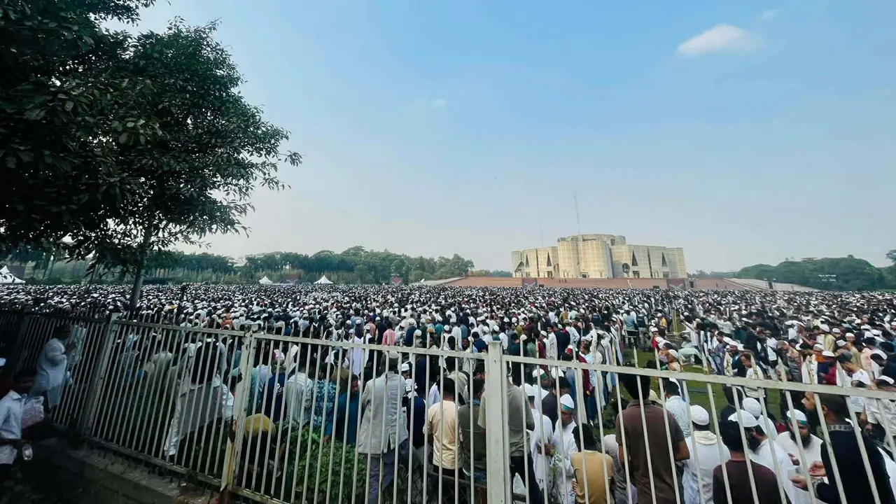 ভাইয়ের ইমামতিতে শহীদ হাদির জানাজা অনুষ্ঠিত