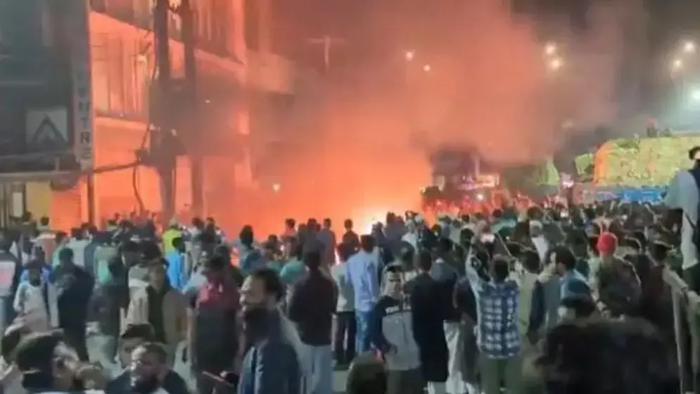 প্রথম আলোর অফিসে হামলা-ভাঙচুর, ডেইলি স্টারে অগ্নিসংযোগ