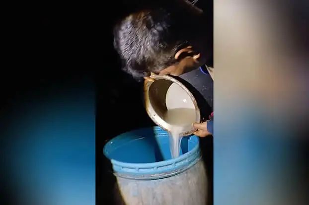 চবি ক্যাম্পাসের ভেতরে মদ তৈরির কারখানা: বিপুল পরিমাণ চোলাই মদসহ এক ব্যক্তি গ্রেপ্তার
