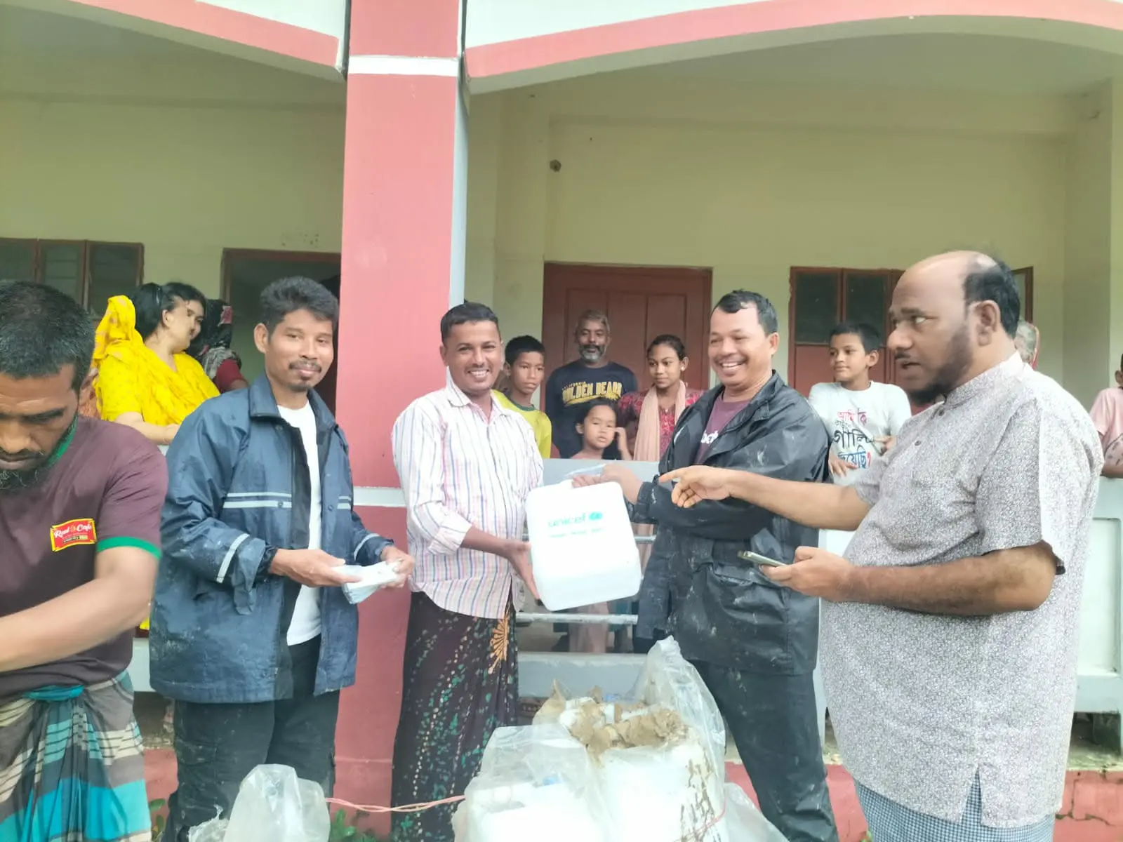থানচিতে বন্যার্তদের মাঝে পানির ট্যাংক ও বিশুদ্ধকরণ ট্যাবলেট বিতরণ