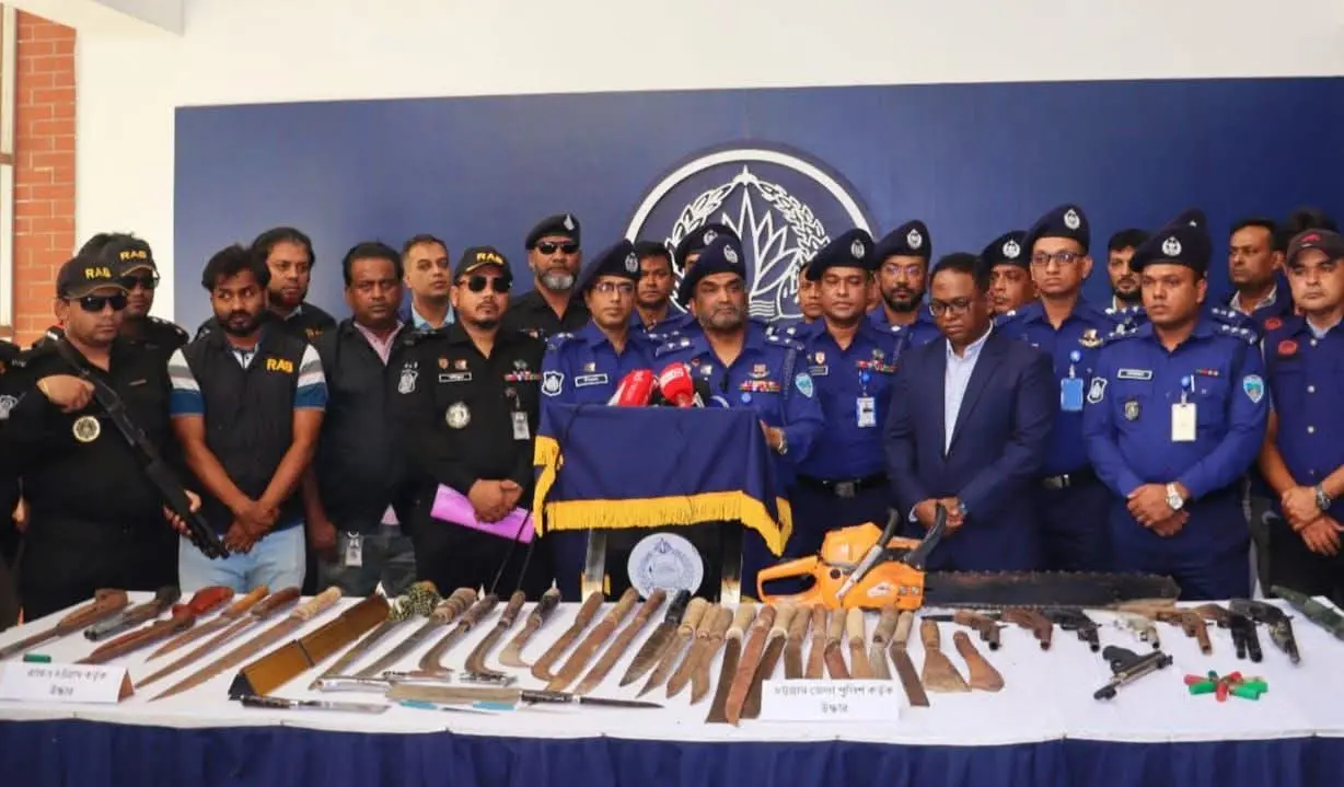 রাউজানে যৌথ অভিযানে দেশি-বিদেশি আগ্নেয়াস্ত্র-গুলিসহ গ্রেপ্তার ৫ জন