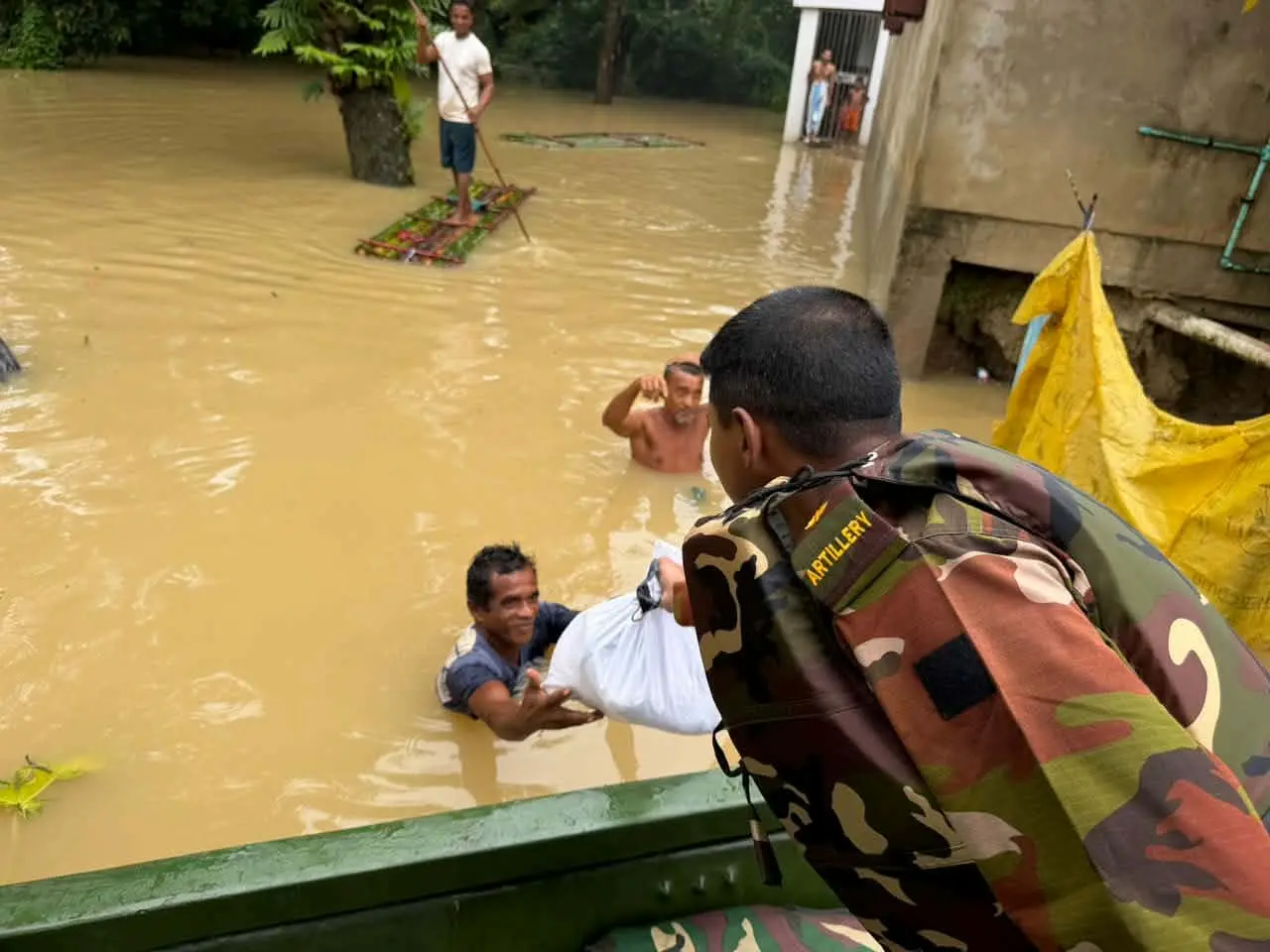 ফটিকছড়িতে বন্যাদুর্গত ১০০ পরিবারে সেনাবাহিনীর ত্রাণ বিতরণ