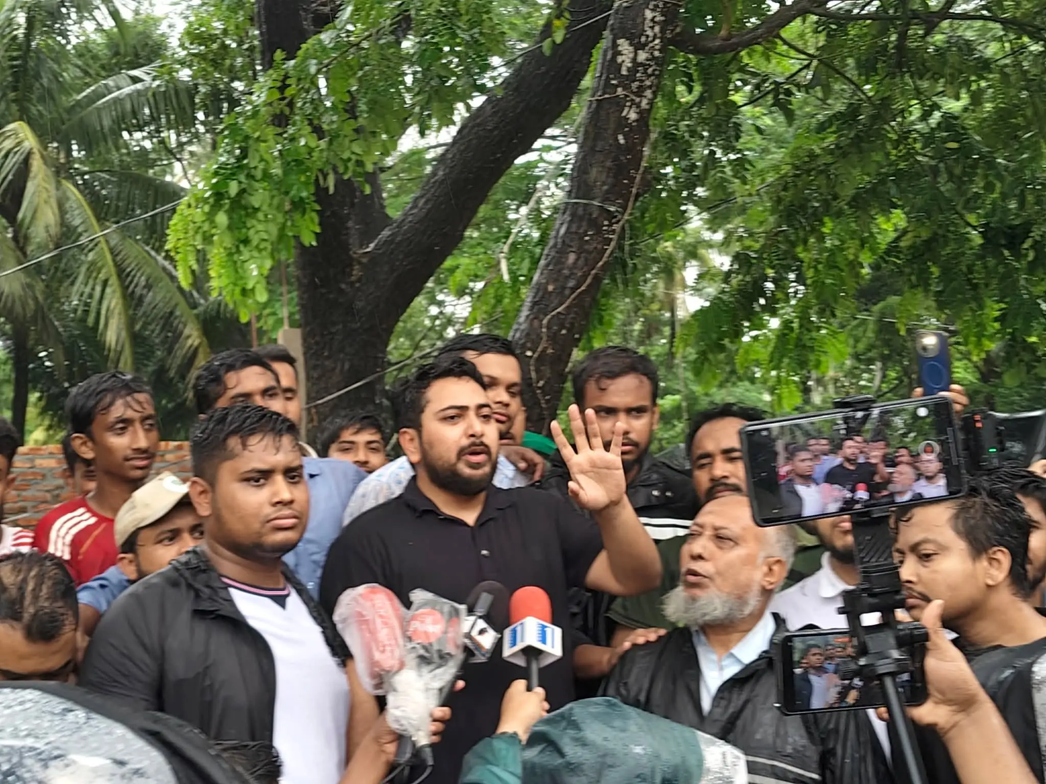 বেড়িবাঁধের টাকা দূর্নীতি করতে দেওয়া হবেনা-আনোয়ারায় নাহিদ ইসলাম এমপি