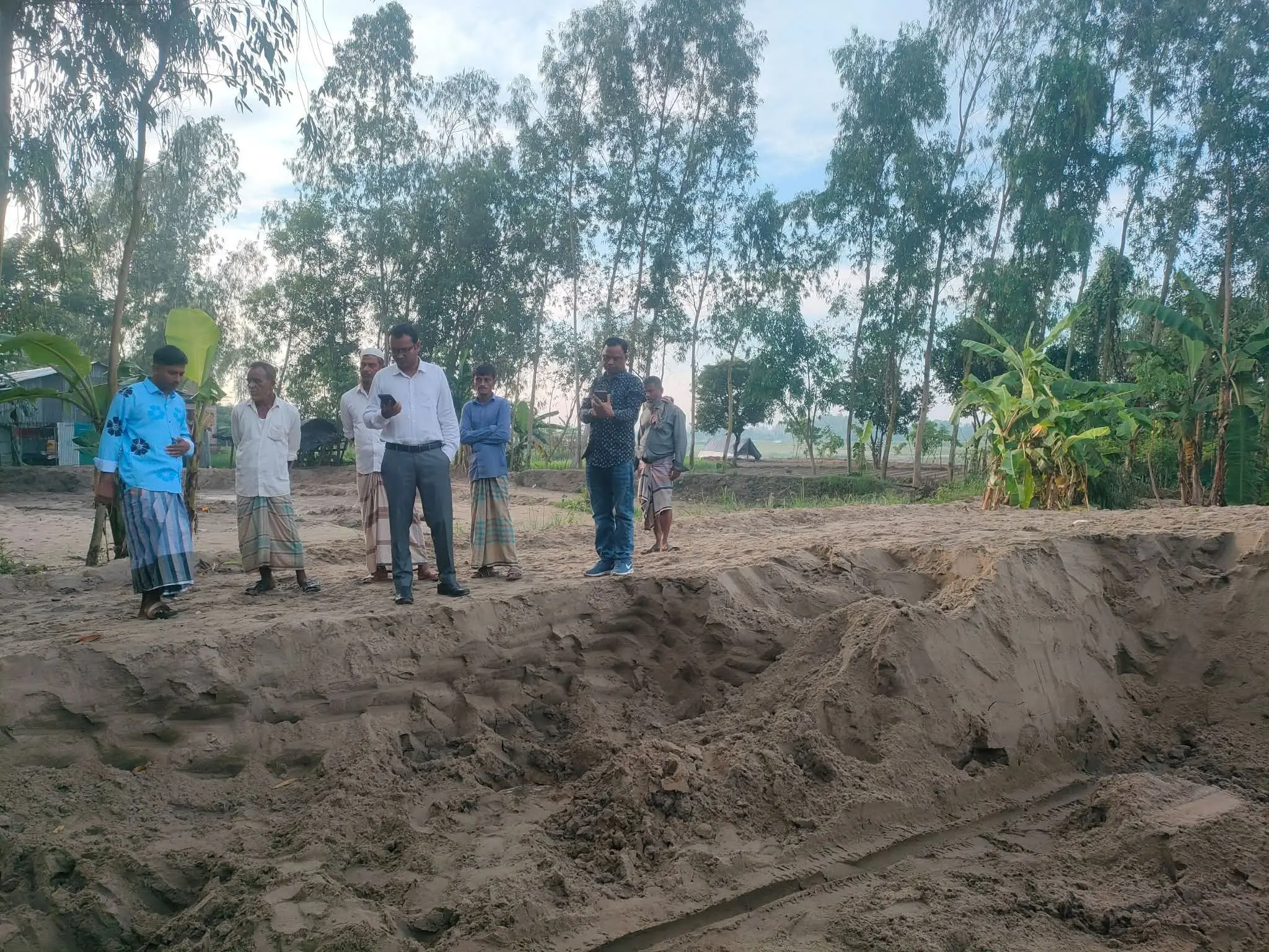চকরিয়ায় মধ্যরাতে অবৈধ বালু উত্তোলন, দুটি ডাম্পার আটক, স্যালু মেশিন ধ্বংস ও জব্দ