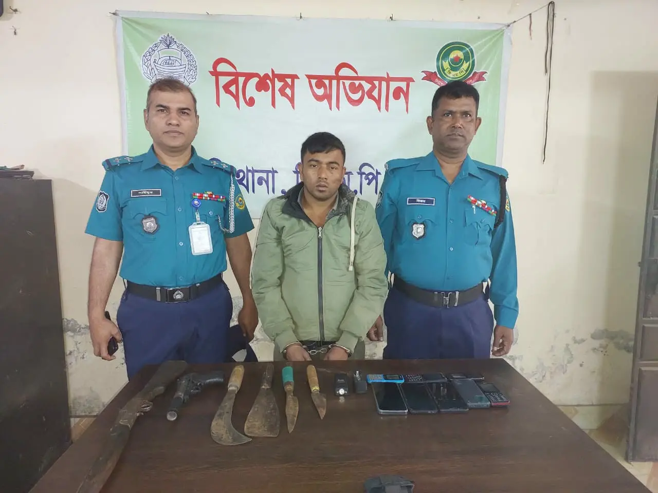 কর্ণফুলীতে দেশীয় এলজিসহ যুবক গ্রেপ্তার