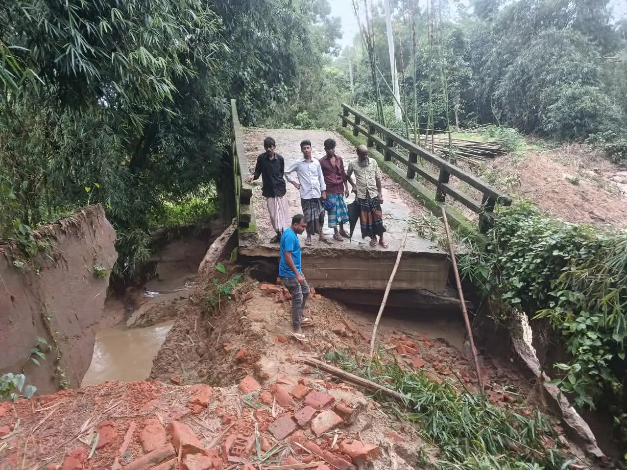 লামার সরই ইউনিয়ন, ভেঙেছে ব্রিজ ও মাদ্রাসা, ঝুঁকিতে বিদ্যুতের খুঁটি