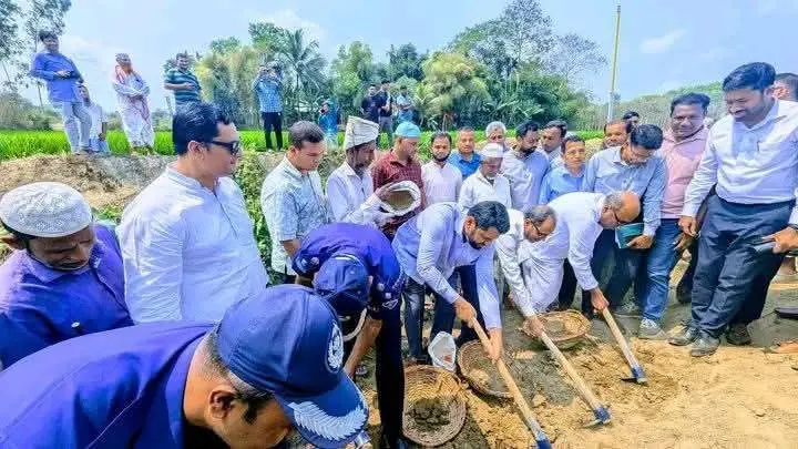 রামুর উখিয়ারঘোনায় খাল খননের উদ্ভোধন করেন এমপি লুৎফর রহমান কাজল
