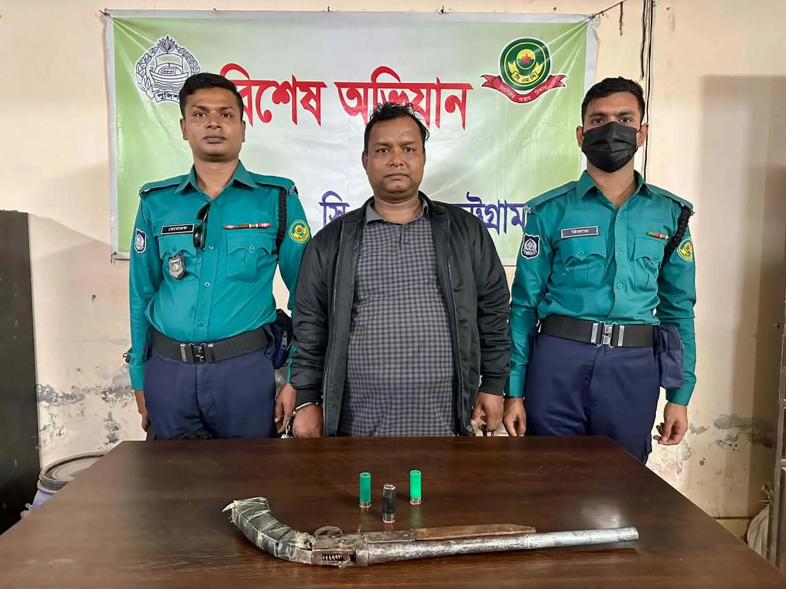কর্ণফুলীতে অস্ত্র-কার্তুজসহ যুবক গ্রেপ্তার