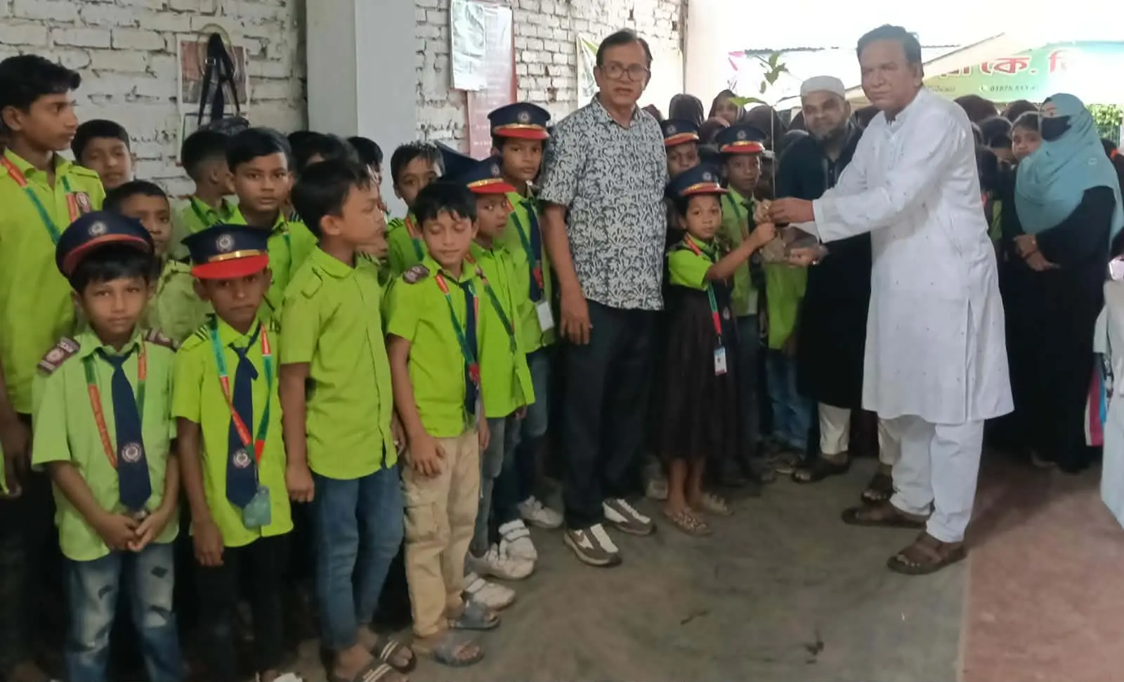 রামুর কচ্ছপিয়া কে.জি. স্কুলে দুই দিনের বৃক্ষচারা বিতরণ শুরু