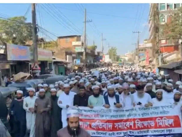 হাদি হত্যার দাবিতে হেফাজতের বিক্ষোভ মিছিল
