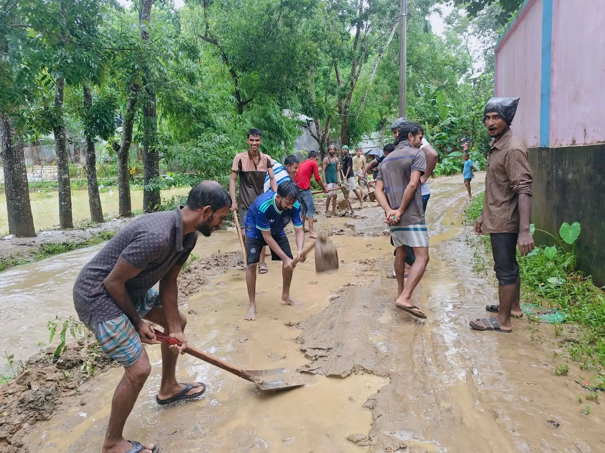 লামায় সড়কে জমে থাকা কাদামাটি সরিয়ে প্রশংসা কুড়িয়েছেন একদল যুবক