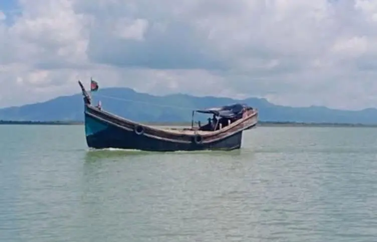 টেকনাফ নাফ নদ থেকে ৩ নৌকাসহ ১৩ জেলেকে ধরে নিয়ে গেছে আরাকান আর্মি