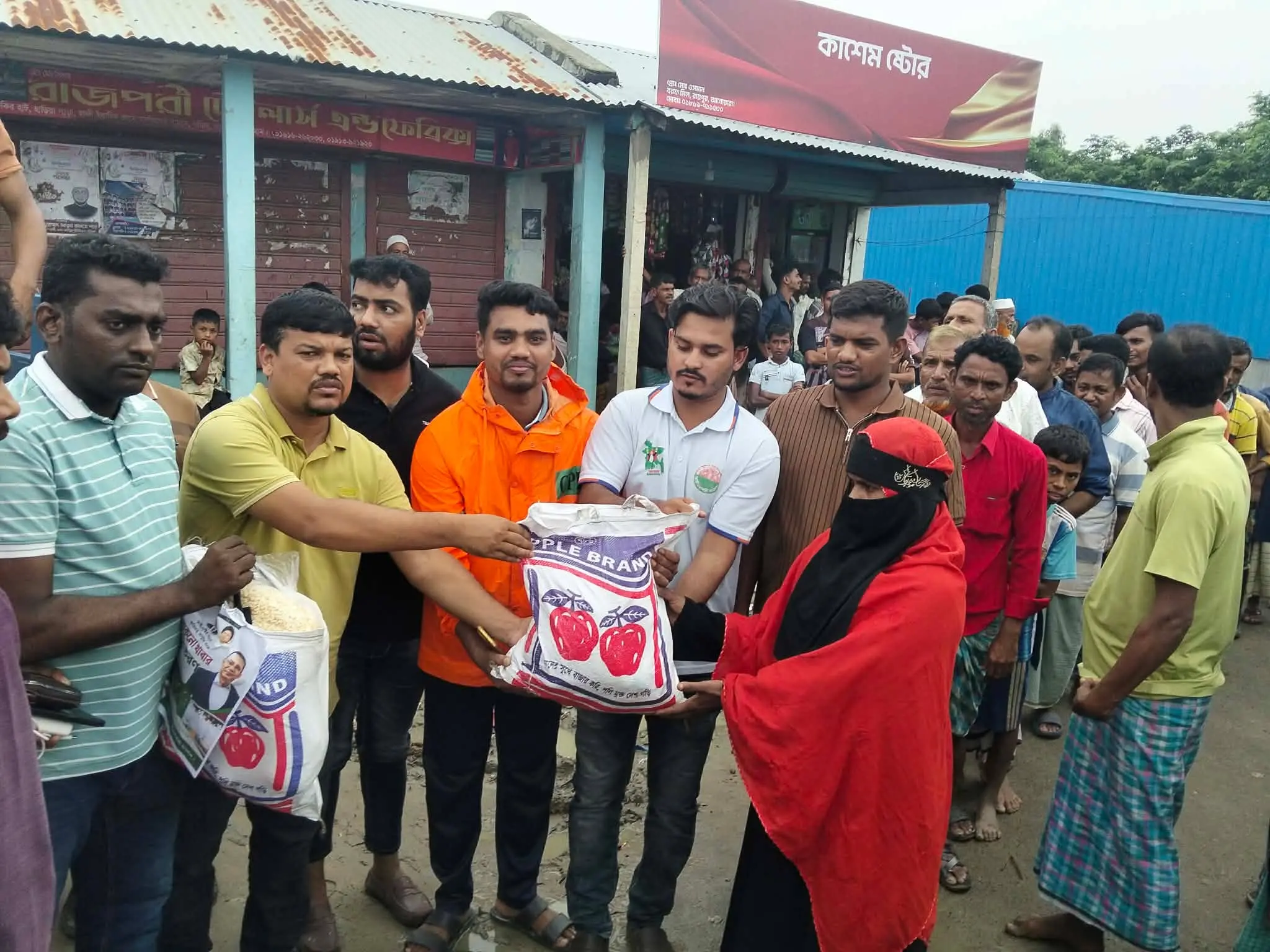 উপকূলের পানিবন্দি মানুষের মাঝে ছাত্রদলের শুকনো খাবার বিতরণ
