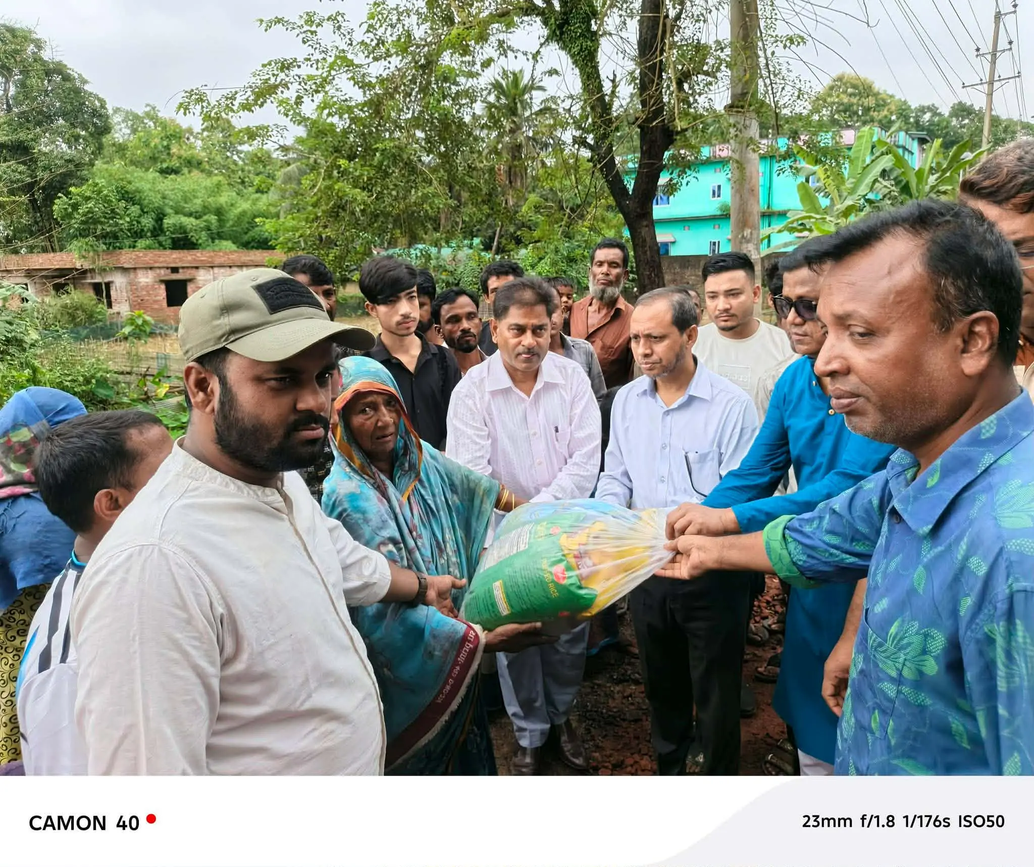 ঈদগড়ে বন্যা কবলিত এলাকা পরিদর্শন ও ত্রাণ বিতরণ করলেন জেলা প্রশাসক 