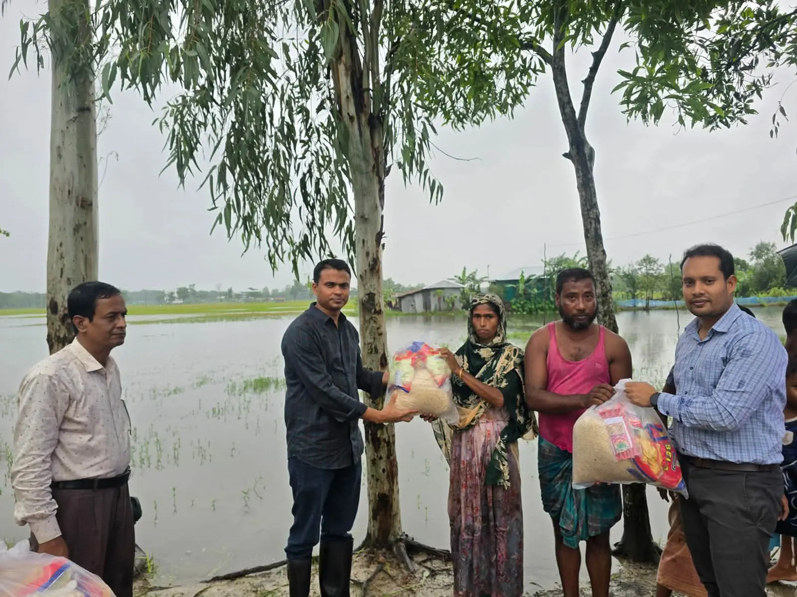আনোয়ারায় পানিবন্দিদের ঘরেঘরে ত্রাণ দিয়ে আসছে ইউএনও