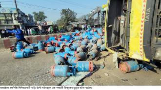 মীরসরাইয়ে পৃথক দুর্ঘটনায় নিহত ১, সাংবাদিক সহ আহত ৩