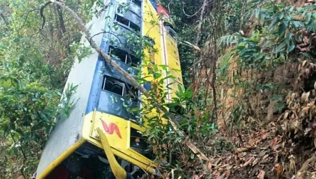 বান্দরবানে পর্যটকবাহী বাস খাদে, আহত ১৭